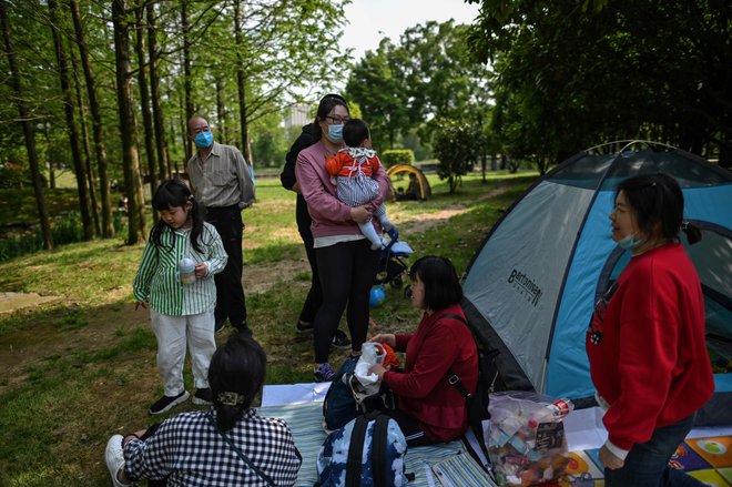 Prebivalci Wuhana po skoraj treh mesecih izolacije hrepenijo po praznovanju in druženju. FOTO: AFP