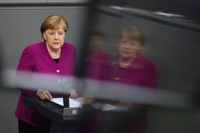 Nemčija bo v znak solidarnosti v evropski proračun nekaj časa morala prispevati več sredstev kot doslej, je v nagovoru v zveznem parlamentu poslancem dejala nemška kanclerka Angela Merkel. FOTO: Annegret Hilse/Reuters