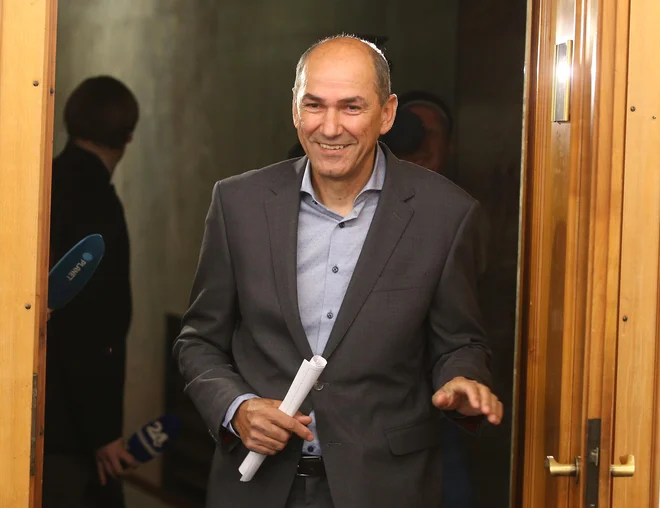 Janez Janša se doslej ni odzval na dvome, ki se pojavljajo glede dobav zaščitne opreme; glavni tarči kritik sta njegova kolicijska partnerja in ministra.<br />
FOTO: Jože Suhadolnik