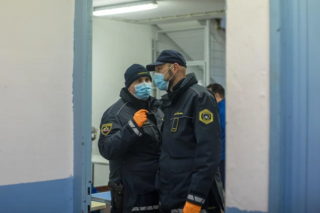 O višini dodatka za posameznika, ki dela v tveganih razmerah ali je zaradi epidemije bolj obremenjen, bo odločil predstojnik.<br />
Foto Voranc Vogel