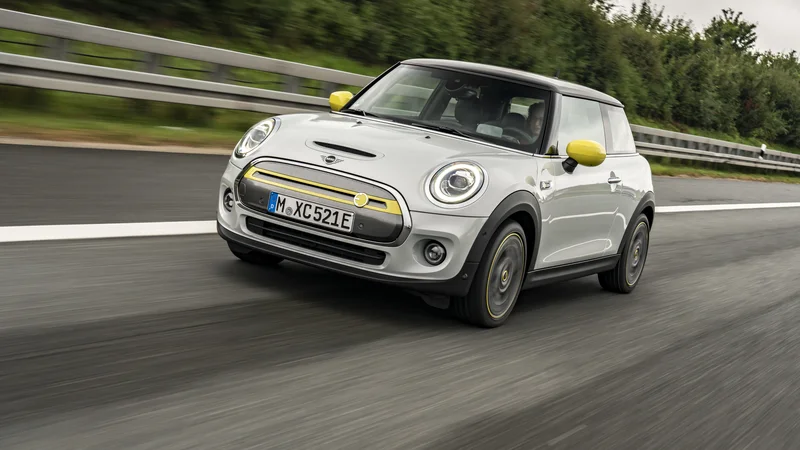 Fotografija: Električni mini v Slovenij velja dobrih 33 tisoč evrov, od česar je moč odšteti še subvencijo. FOTO: Mini
