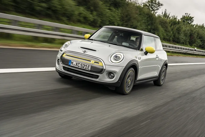 Električni mini v Slovenij velja dobrih 33 tisoč evrov, od česar je moč odšteti še subvencijo. FOTO: Mini
