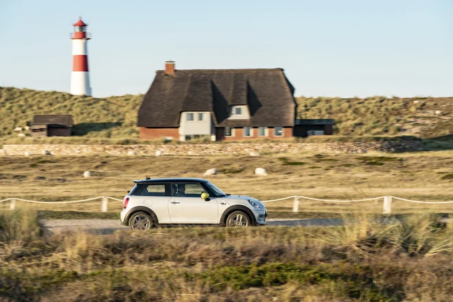 Malce je nižje postavljen k tlem, pa zaradi akumulatorjev v dnu tudi malce težji kot bencinska izvedba. FOTO: Mini
