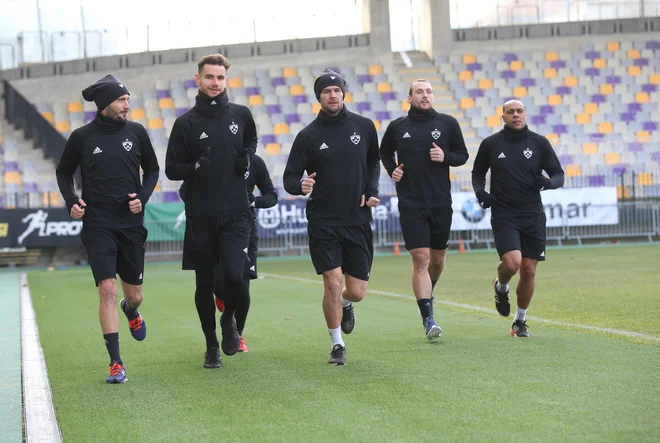 Nogometaši Maribora komaj čakajo, da bodo znova začeli vaditi skupaj. FOTO: Tadej Regent