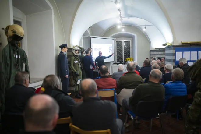 Če bi še enkrat lahko ponovil svojo življenjsko zgodbo, bi letel občutno manj časa, poudari, saj zdaj plačuje ceno zaradi obremenitev med letenjem. FOTO: Robert Zabukovec