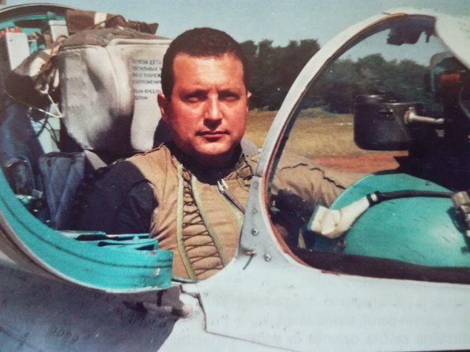»Ko se usedeš v kabino, moraš izključiti vse drugo,« poudarja Vojko Gantar, nekdanji pilot. Na fotografiji v kabini miga 21 leta 1985. FOTO: Osebni arhiv