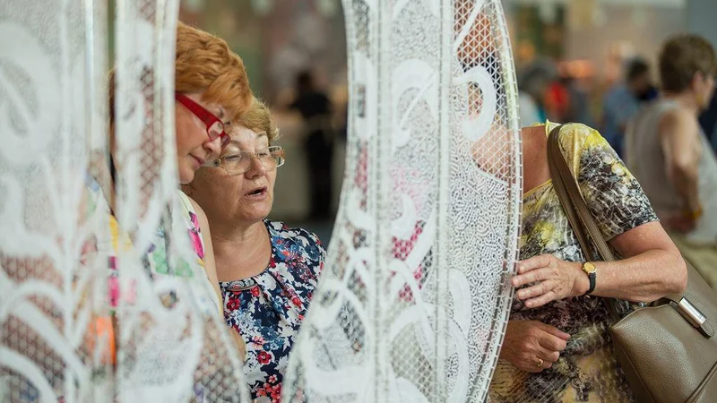 Fotografija: Idrija vsako leto s festivalom sporoča zgodbo o idrijski čipki in njeni vpetosti v slovenski in evropski prostor. FOTO: Marko Čuk