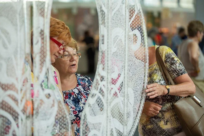 Idrija vsako leto s&nbsp;festivalom sporoča zgodbo o idrijski čipki in njeni vpetosti v slovenski in evropski prostor. FOTO: Marko Čuk