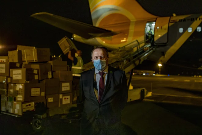 Gospodarski minister Zdravko Počivalšek in njegovo ministrstvo sta tarči glavnine očitkov o koruptivnem in negospodarnem ravnanju ter vplivanju politike pri nakupu zaščitne opreme za omejitev širjenja novega koronavirusa. Na fotografiji minister pri prevzemu pošiljke na letališču Jožeta Pučnika. FOTO: Voranc Vogel