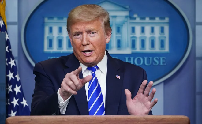 Zamisel ameriškega predsednika Donalda Trumpa, da bi bilo za zdravljenje okuženih s koronavirusom smiselno proučiti možnost vbrizgavanja razkužil v človeško telo in obsevanja obolelih z UV-žarki, je v zdravniški krogih sprožila val ogorčenih zgražanj. FOTO: Mandel Ngan/AFP