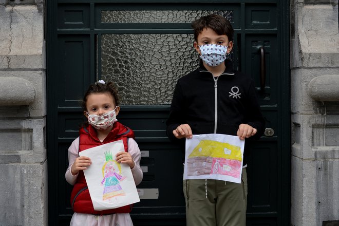 Ustvarjalnost v času karantene: Marie Lou Belenyesi (4 leta) in Paolo Belenyesi (9 let) FOTO: Reuters