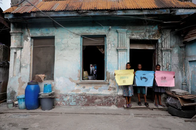 Sofiat Kolawole (8 let), Olatunji Adebayo (11 let) in Amira Akanbi (11) iz Lagosa v Nigeriiji FOTO: Reuters