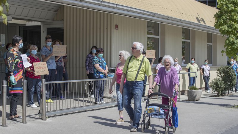 Fotografija: Skupnost socialnih zavodov Slovenije je pozvala zaposlene v domovih, naj izrazijo nestrinjanje s skrbjo za starejše.