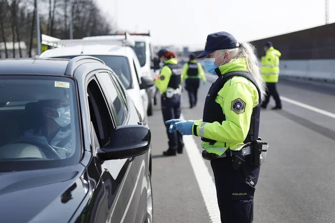 V demokratični družbi ne more biti sprejemljivo, da namesto inšpektorjev nadzor nad zakonom o nalezljivih boleznih izvajajo<br />
policisti z uporabo polnih (celo razširjenih) pooblastil. FOTO: Leon Vidic/Delo