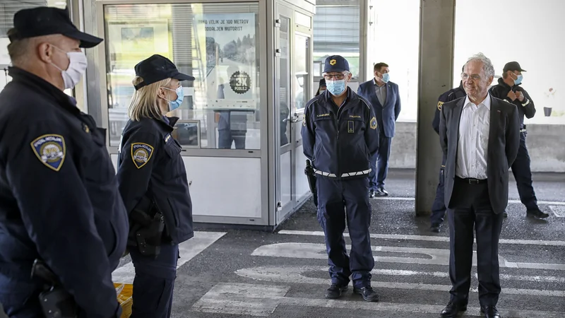 Fotografija: Minister za notranje zadeve Aleš Hojs se je srečal s policisti na mejnem prehodu Dobovec. FOTO: Blaž Samec/Delo