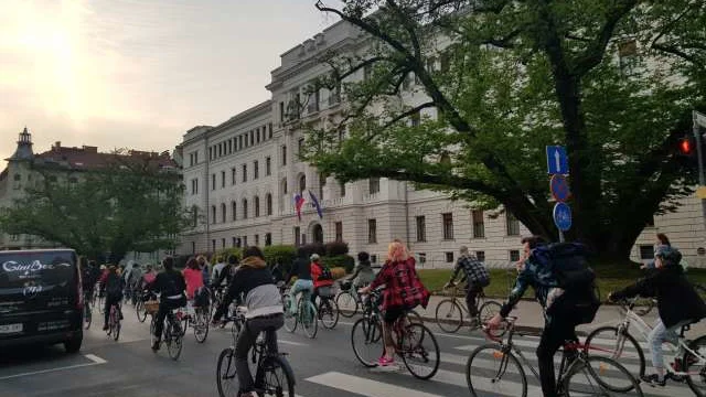 Fotografija: Protestniki so se s kolesom vozili v središču mesta.FOTO: Ela Petrovčič/STA