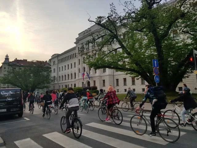Protestniki so se s kolesom vozili v središču mesta.FOTO: Ela Petrovčič/STA