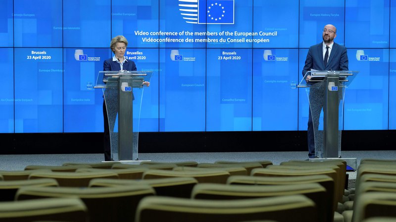 Fotografija: Predsednica evropske komisije Ursula von der Leyen in predsednik evropskega sveta Charles Michel med predstavljanjem dosežkov četrtkovega videovrha EU. FOTO:AFP