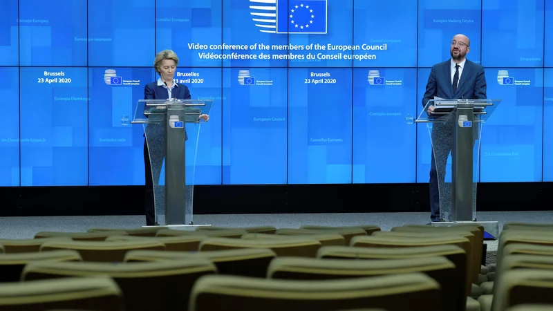 Fotografija: Predsednica evropske komisije Ursula von der Leyen in predsednik evropskega sveta Charles Michel med predstavljanjem dosežkov četrtkovega videovrha EU. FOTO:AFP