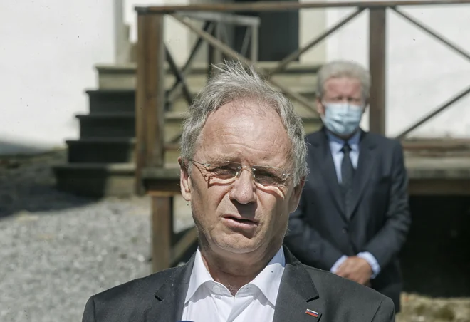 Minister za notranje zadeve Aleš Hojs:»Obstaja zelo velika verjetnost, da se bo migrantski val spet povečal, zato je po naši oceni treba aktivirati dodatne sile policije. Na južni meji pa vsekakor še vedno podpiramo večjo prisotnost tudi Slovenske