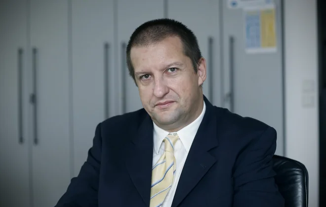 Uroš Svete, v.d. direktorja Uprave za informacijsko varnost opozarja, da se Evropska unija težko bori proti koordinirani in centralno upravljani dezinformacijski kampanji. FOTO: Blaž Samec/Delo