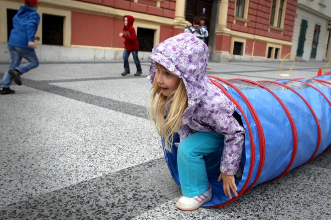 Logika stalne rasti je zasnovana na zahtevah, ki jih otrok spoznava skozi opazovanje svojih staršev in šolanje. FOTO: Vogel Voranc