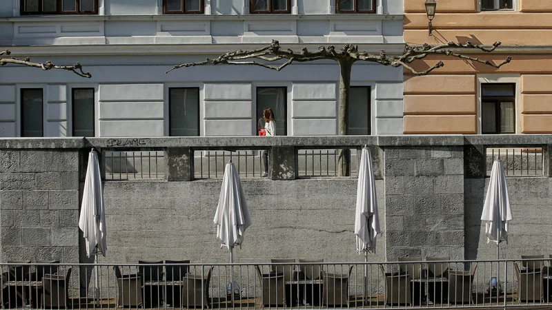 Fotografija: Naslednji v vrsti težav, ki jih je povzročila epidemija, so razni pravni posli, torej pogodbe vseh vrst, ki se v teh spremenjenih časih prav tako sklepajo. Fotografija je simbolična. FOTO: Blaž Samec/Delo