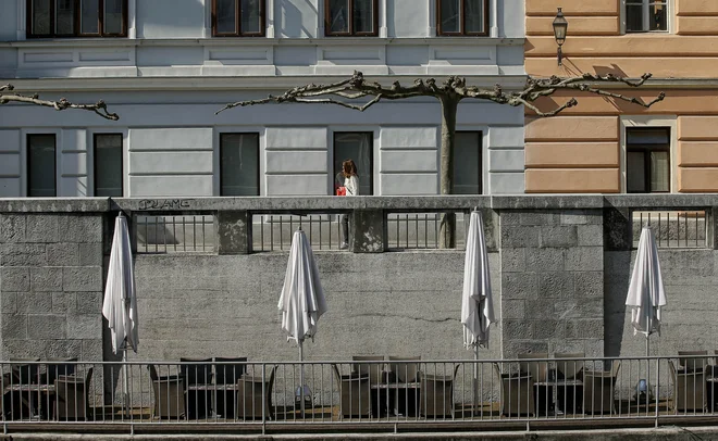 Naslednji v vrsti težav, ki jih je povzročila epidemija, so razni pravni posli, torej pogodbe vseh vrst, ki se v teh spremenjenih časih prav tako sklepajo. Fotografija je simbolična. FOTO: Blaž Samec/Delo