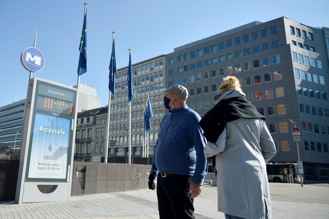 V Bruslju je po šestih tednih strogih ukrepov v zadnjih dneh že čutiti več sproščenosti, a števine omejitve bodo ostale še kar nekaj časa. FOTO: Johanna Geron/Reuters
