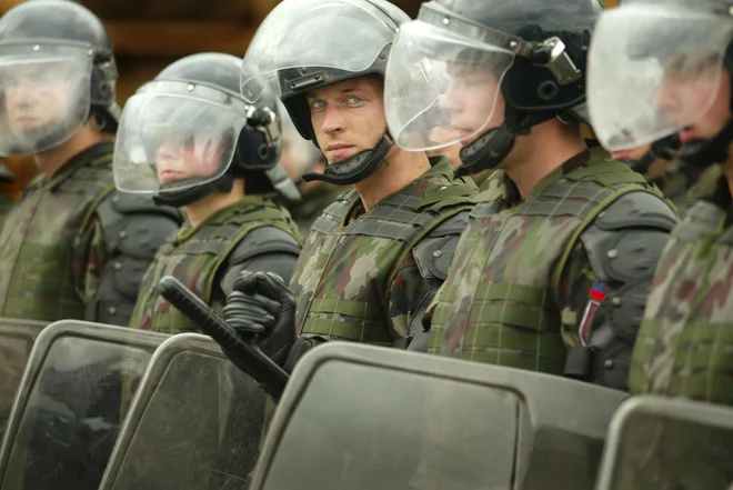 Slovenski vojaki na Kosovu. FOTO: Jure Eržen/Delo