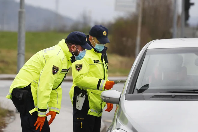 Ljudje bodo morali sprejeti samozaščitno obnašanje, je prepričan Krek. FOTO: Leon Vidic/Delo