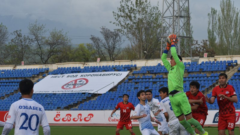 Fotografija: V Tadžikistanu bodo danes še dokončali četrto kolo, nato pa bodo do najmanj 10. maja prekinili nogometno prvenstvo. FOTO: Reuters