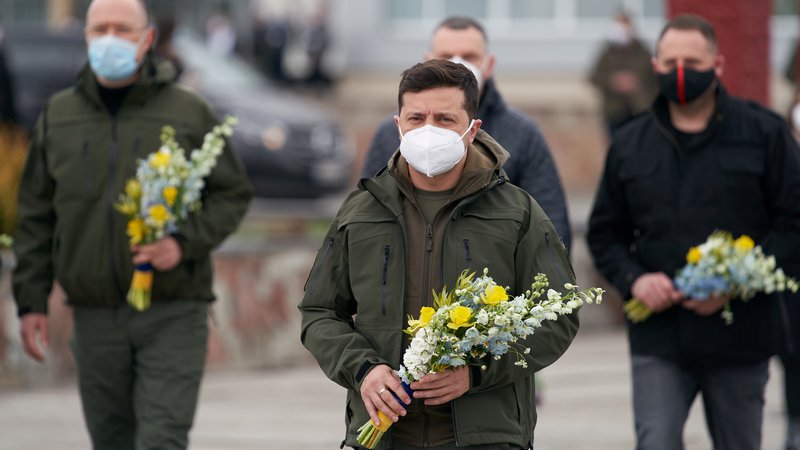 Fotografija: Predsednik Volodimir Zelenski se je poklonil žrtvam katastrofe izpred 34 let, v izjavi pa izrazil spoštovanje tudi do gasilcev in vseh, ki trenutno delujejo na območju Černobila. FOTO: Reuters