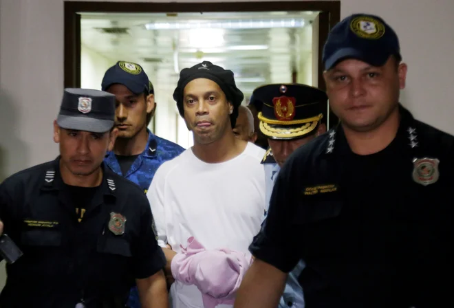 Ronaldinho v Paragvaju v hišnem priporu čaka na sojenje. FOTO: Reuters