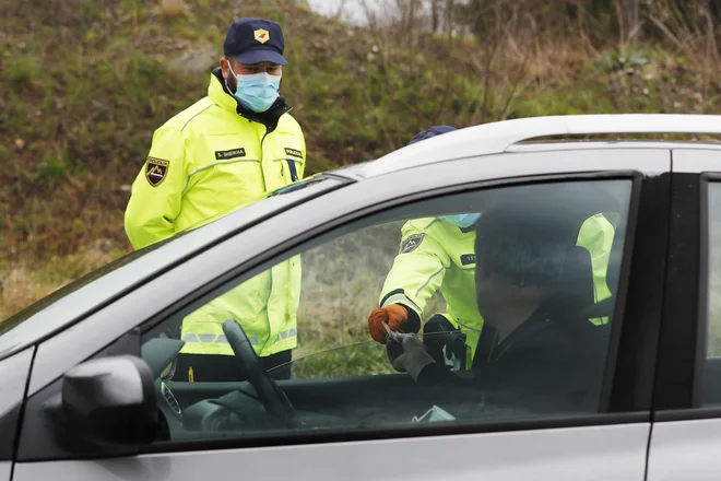 Skupno so po podatkih Generalne policijske uprave policisti v dneh veljavnosti odloka, torej od 30. marca, izrekli 4620 opozoril, v 5745 primerih pa so predlog odstopili inšpektoratu. FOTO: Leon Vidic/Delo