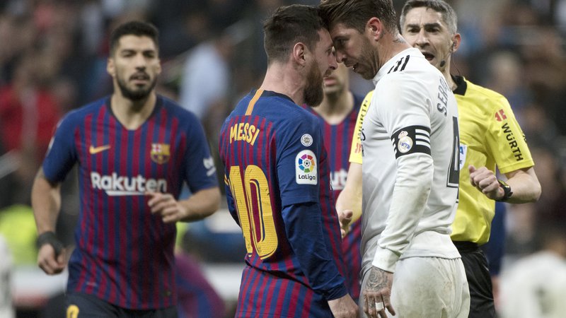 Fotografija: Po vrnitvi na igrišča bosta kapetana madridskega Reala in Barcelone Sergio Ramos (desno) in Lionel Messi verjetno bolj upoštevala varnostno razdaljo. FOTO: AFP