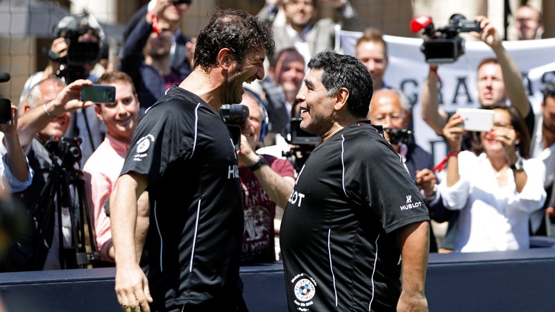 Fotografija: Ciro Ferrara in Diego Maradona sta pri Napolju štiri leta delila slačilnico in osvojila dva naslova italijanskega prvaka. FOTO: Reuters