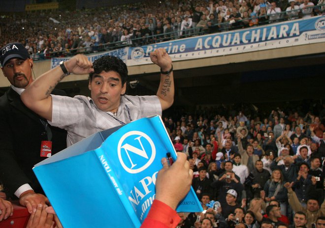 Ko se na štadionu Svetega Pavla pojavi Diego Maradona, je v Neaplju samo en svetnik, Argentinec. FOTO: Reuters