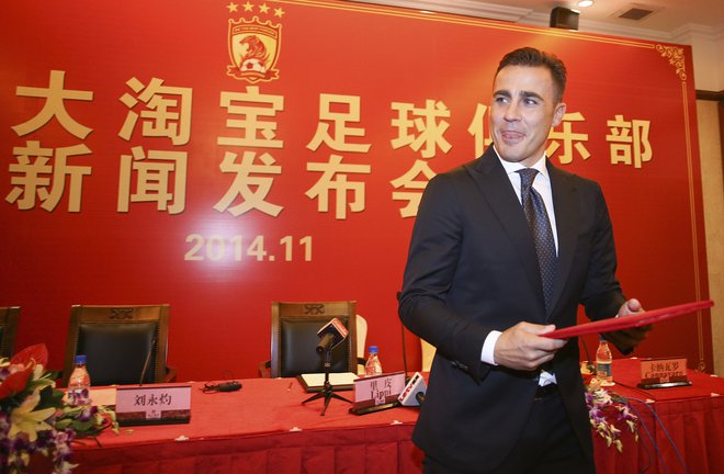 Kapetan svetovni prvakov iz leta 2006 in tudi najboljši nogometaš na svetu tega leta Fabio Cannavaro, ki že vrsto let deluje na Kitajskem, je otrok Napolija. FOTO: Reuters