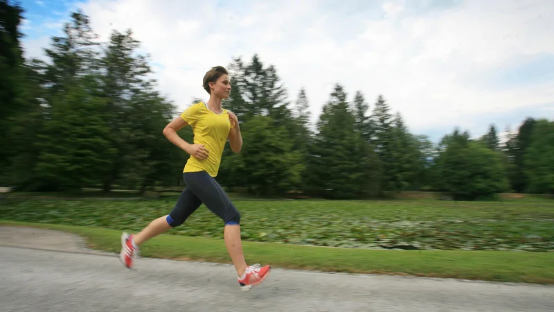 Fotografija: Tek je aerobni šport, zato aerobne sposobnosti najbolje natreniramo z aerobnimi teki v stacionarnem stanju, in ne samo s trdimi treningi, trpljenjem na tempo tekih in hitrimi ponovitvami intervalov.FOTO: Leon Vidic
