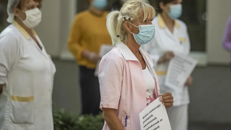 Fotografija: Zaposleni v domovih za starejše na Poljanah in na Taboru so se v znak protesta zbrali pred domovi. FOTO: Voranc Vogel