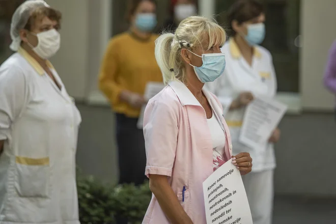 Zaposleni v domovih za starejše na Poljanah in na Taboru so se v znak protesta zbrali pred domovi. FOTO: Voranc Vogel