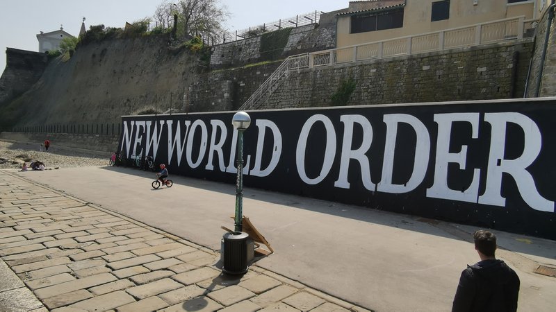 Fotografija: New world order skrbi in hrani Pirančane. FOTO: Boris Šuligoj