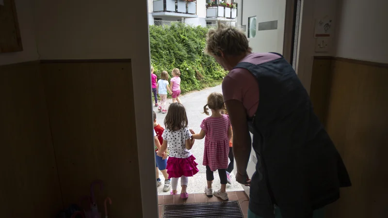 Fotografija: Individualnega varstva otrok, ki ga svetuje ministrica, si manj premožni starši ne morejo privoščiti. FOTO: Voranc Vogel/Delo