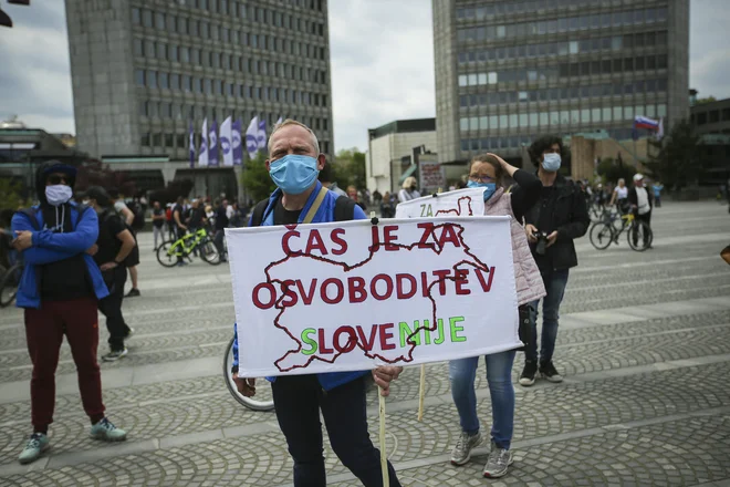 "Čas je za osvoboditev Slovenije". FOTO: Jože Suhadolnik/Delo