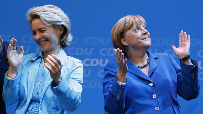 Fotografija: Predsednica evropske komisije Ursula von der Leyen in kanclerka Angela Merkel. Foto Reuters