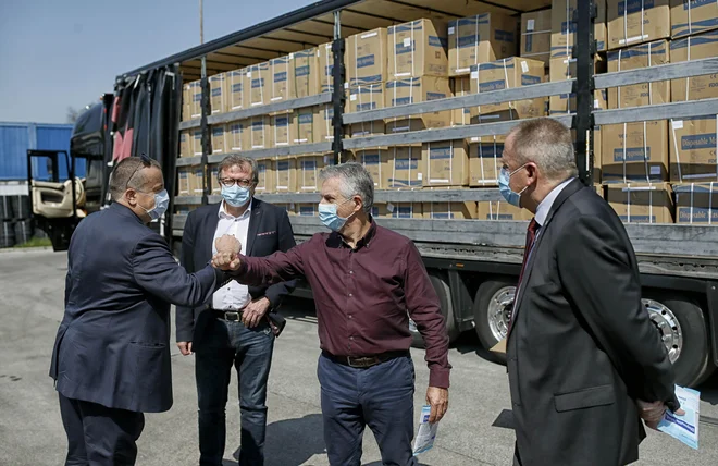 Vladna ekipa se sooča s številnimi očitki glede postopkov nabave zaščitne opreme. FOTO: Blaž Samec/Delo