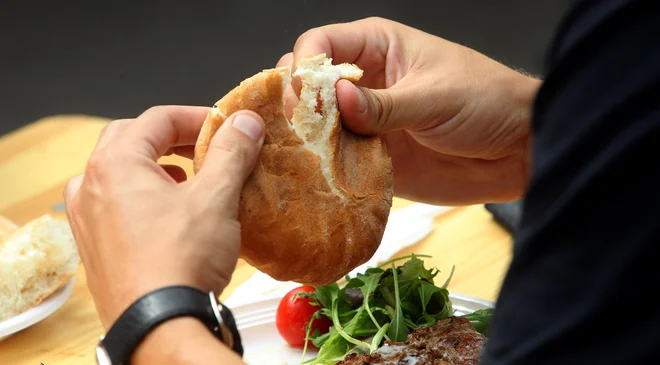 Športi, ki so bili opredeljeni z visokim tveganjem za nastanek motenj hranjenja, so: plavanje, tek in tek na smučeh, gimnastika, ples, judo, body building in umetnostno drsanje, smučarski skoki in sinhronizirano plavanje. FOTO: Blaž Samec