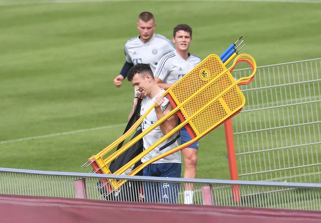 Nemci intenzivno vadijo za nadaljevanje prvenstva, tudi hrvaški nogometaš Ivan Perišić je takole aktiven med treningom Bayerna. FOTO: Reuters