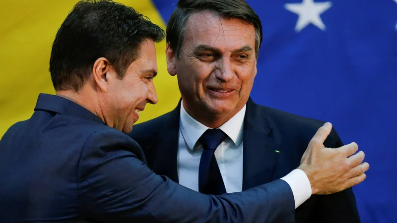 Fotografija: Predsednik Jair Bolsonaro (desno) in Alexandre Ramagem, ki je doslej opravljal funkcijo direktorja brazilske obveščevalne službe. FOTO: Adriano Machado/Reuters